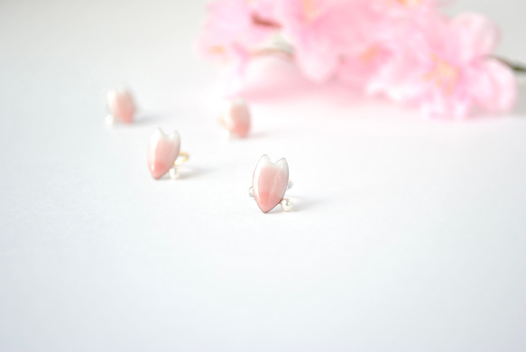 七宝焼「ひとひら　～sakura gradiation～」イヤーカフ 2枚目の画像