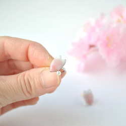 七宝焼「ひとひら　～sakura gradiation～」イヤーカフ 5枚目の画像