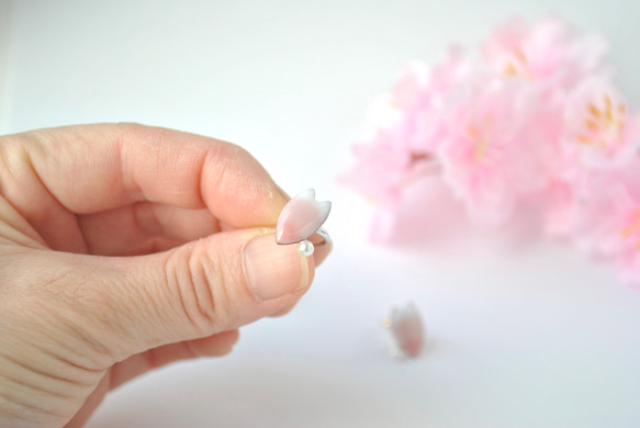 七宝焼「ひとひら　～sakura gradiation～」イヤーカフ 5枚目の画像