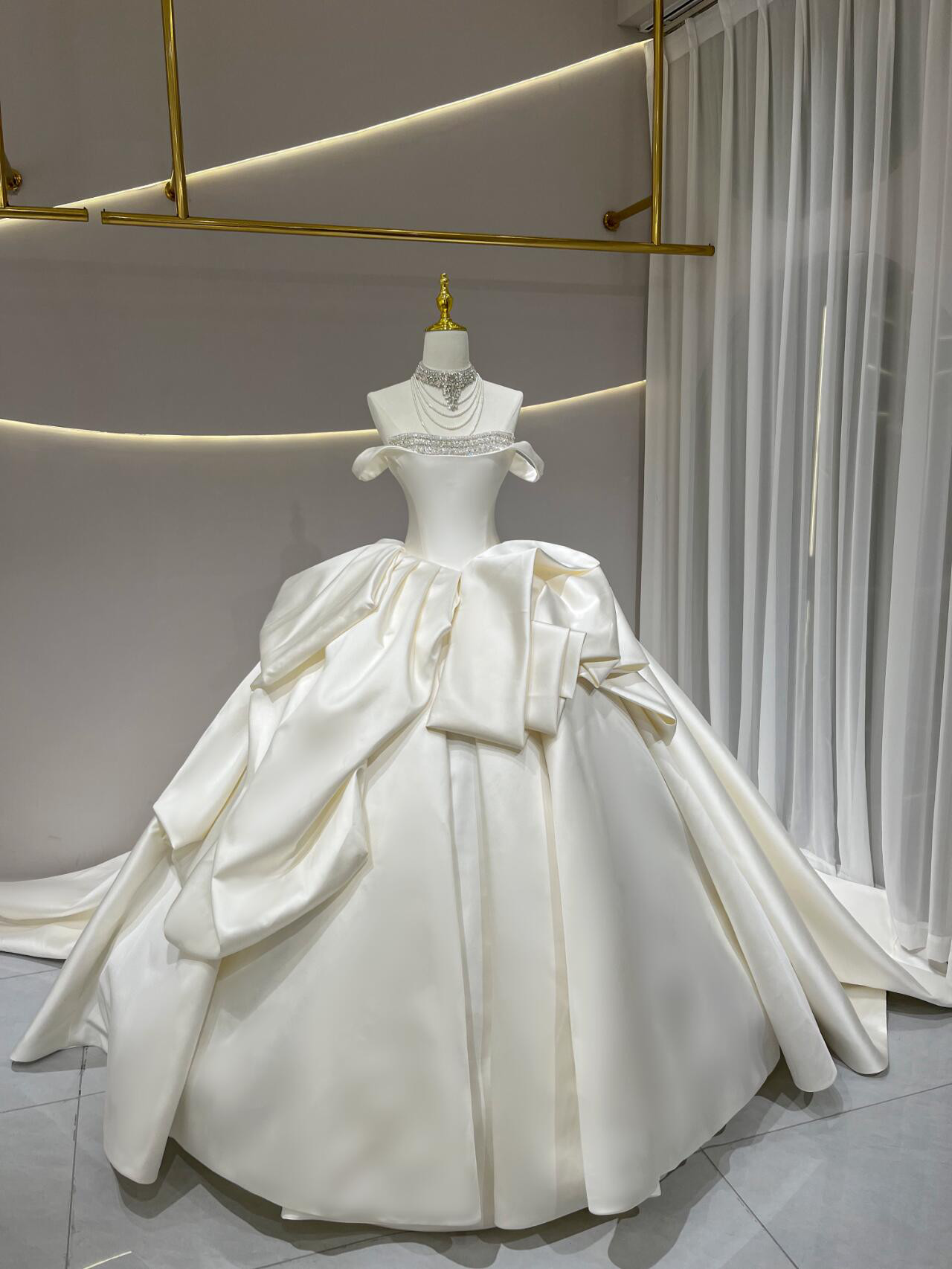 チャンスをつかむ！激安　高級サテン　ラッフルスカート　オフホワイト　優雅なウェディングドレス　人気　サイズオーダー結婚式