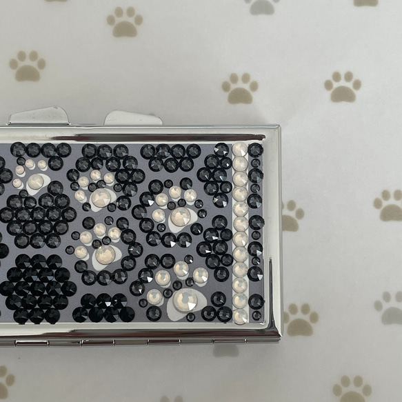 ◇肉球 ハニカム透かし◇ブラック系◆ピルケース(アクセサリーケース・小物入れ)◆プレゼントに＊クリスタルガラス 3枚目の画像