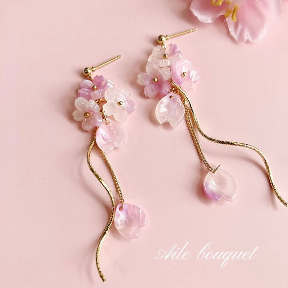 桜　色付く　ピアス　イヤリング　サクラ　色が変わる　花　ピンク　フラワー　揺れる花びら　大ぶりピアス　ロングピアス 1枚目の画像