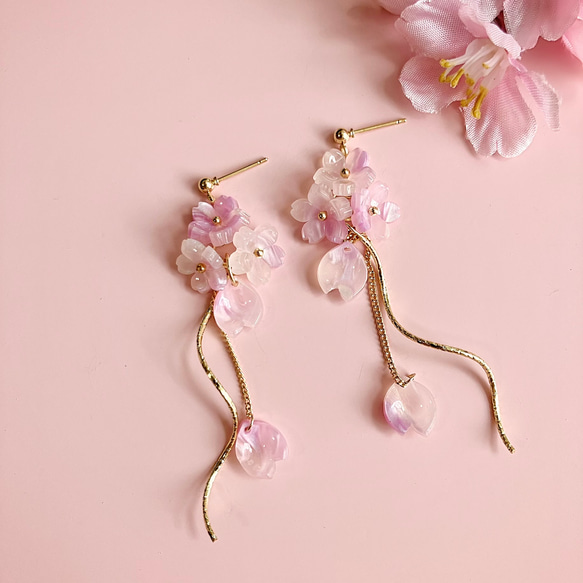 桜　色付く　ピアス　イヤリング　サクラ　色が変わる　花　ピンク　フラワー　揺れる花びら　大ぶりピアス　ロングピアス 2枚目の画像