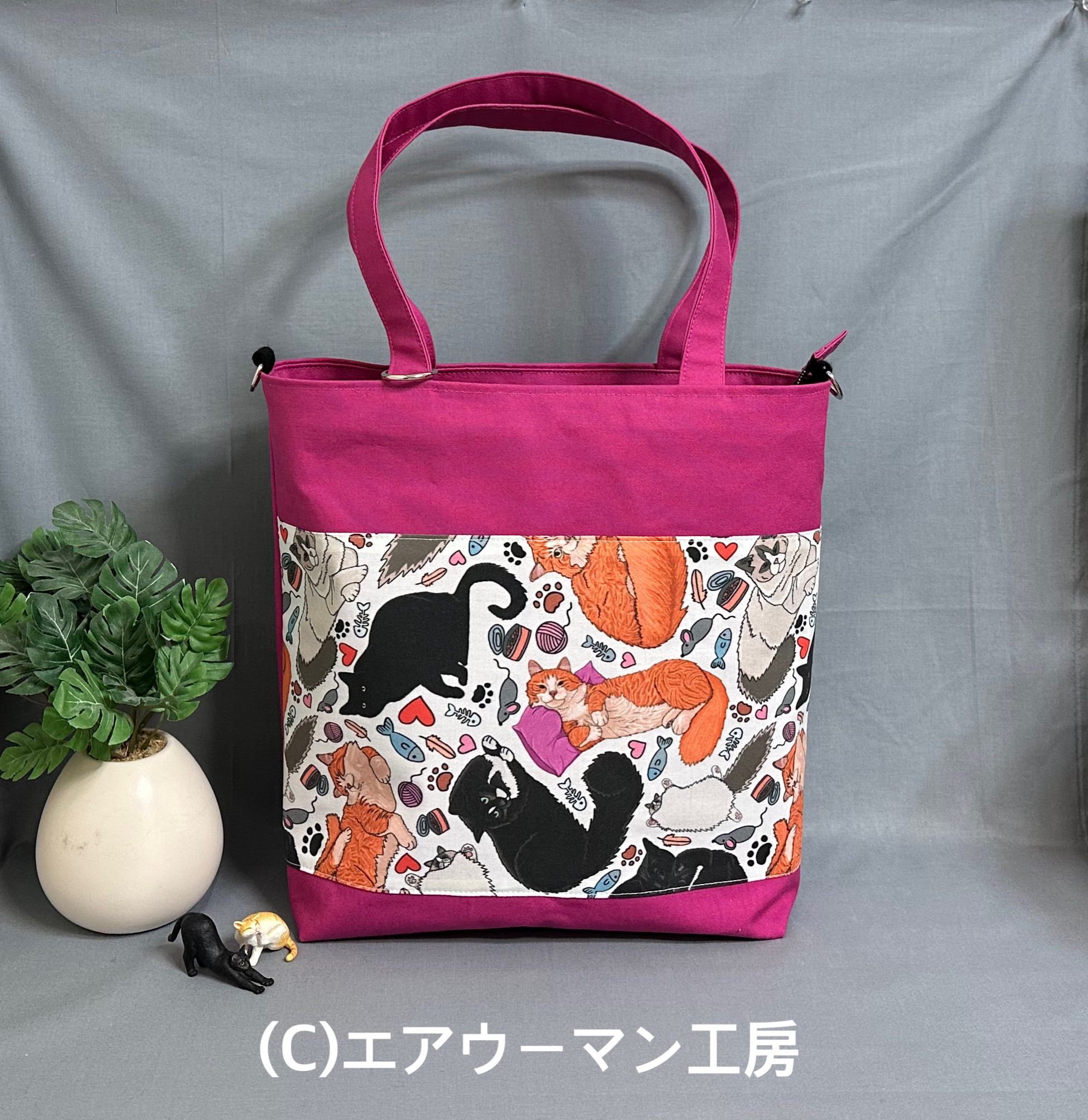 色々な猫の柄の輸入生地とローズピンクの１１号帆布で作ったファスナーフラップ付きラージトートバッグ