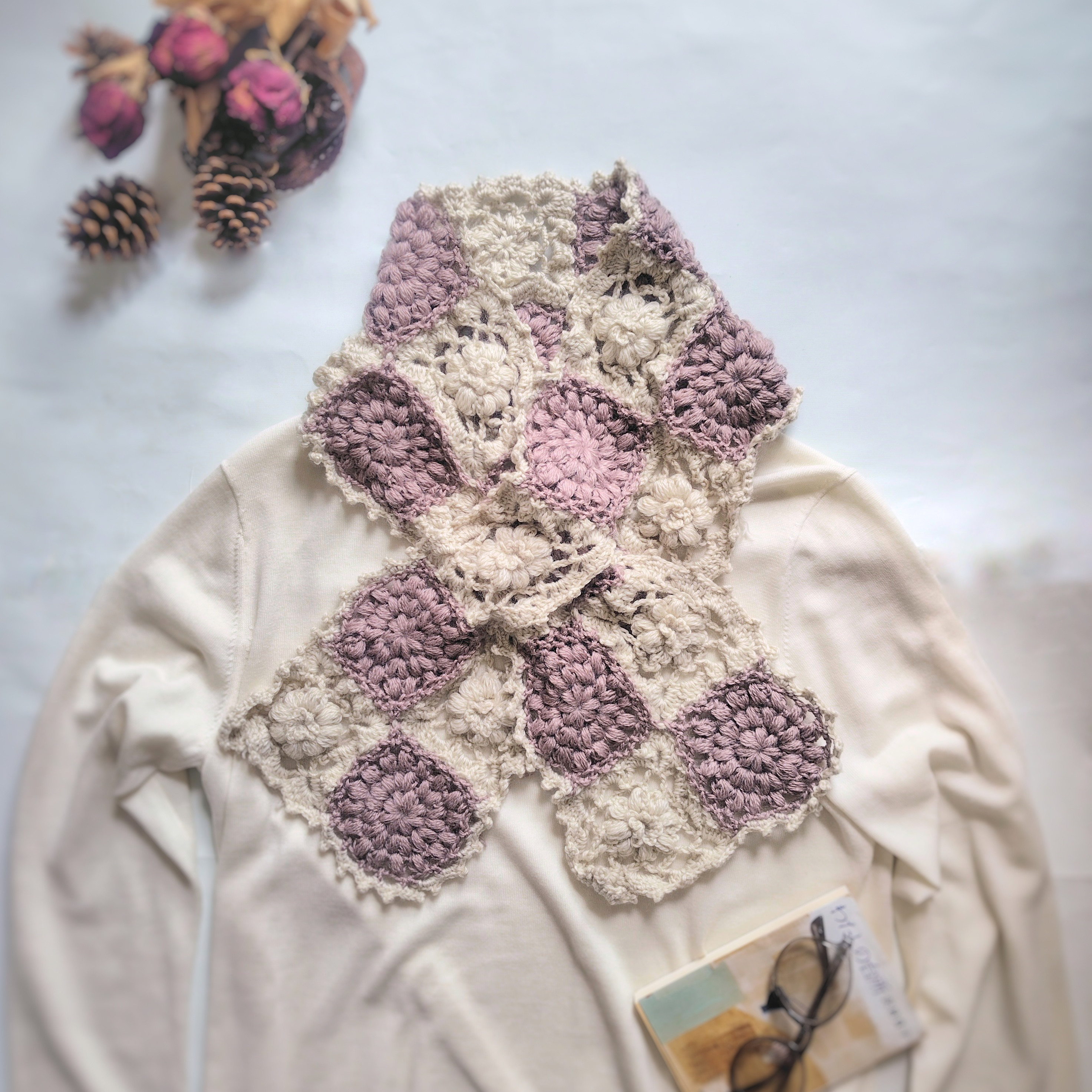 ◆在庫限り◆かぎ針編み 花咲く差し込みマフラー アクリルウール モヘア調 手編み│ホワイト×ベージュ