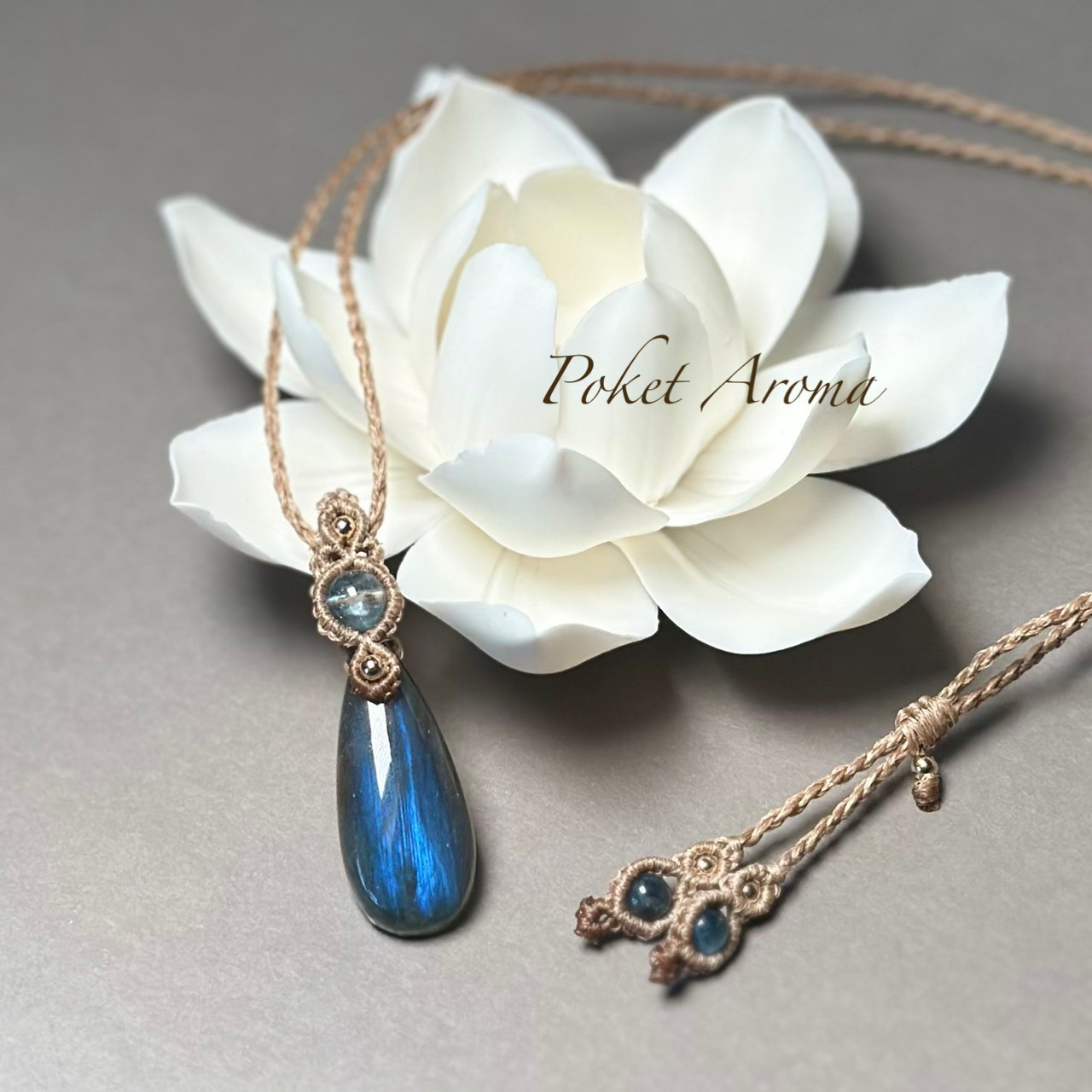 『深縹』ラブラドライトとブラックアクアマリンのマクラメペンダントネックレス