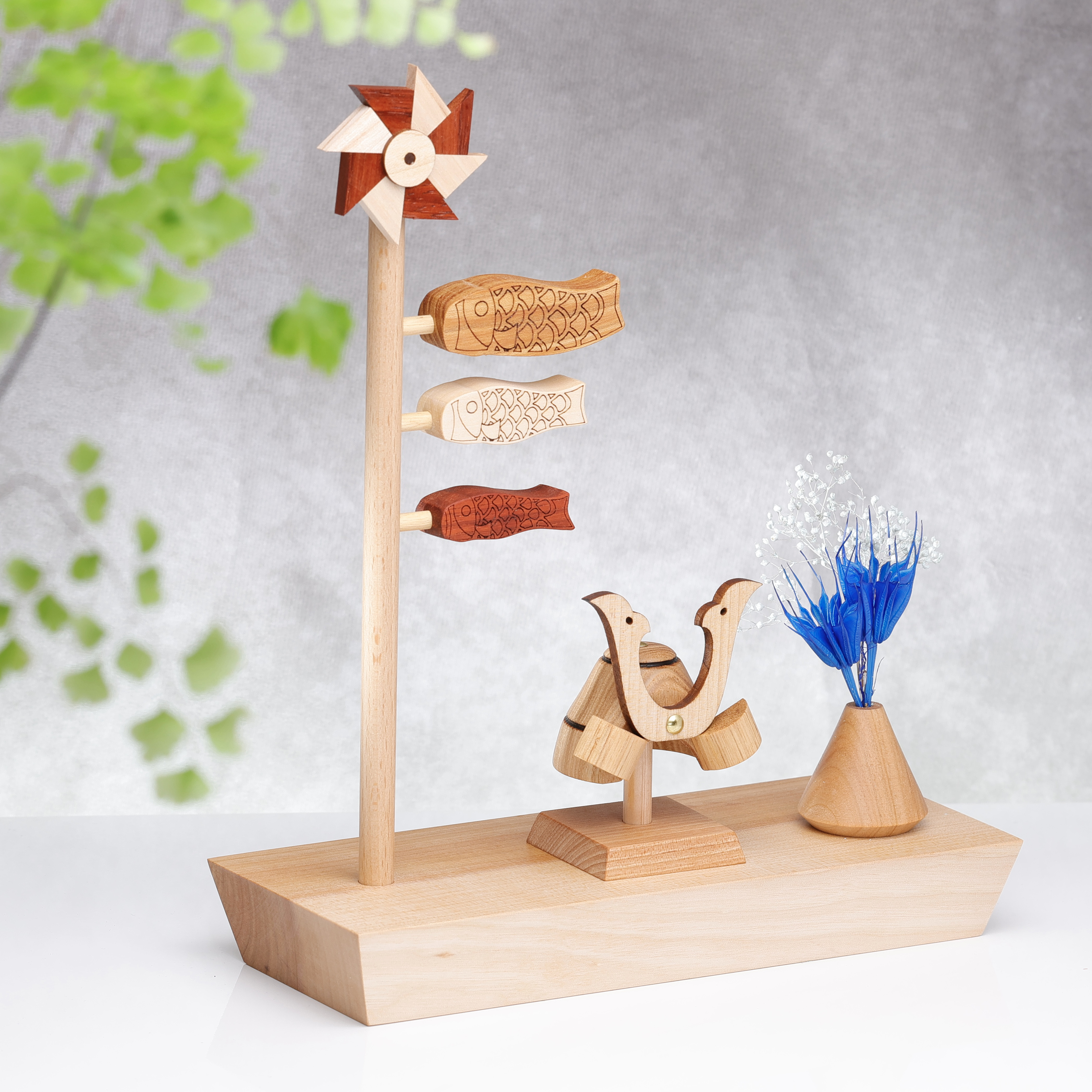 木製兜と鯉のぼり　端午の節句 無垢材　兜飾り 初節句 名前札 こいのぼり　五月人形