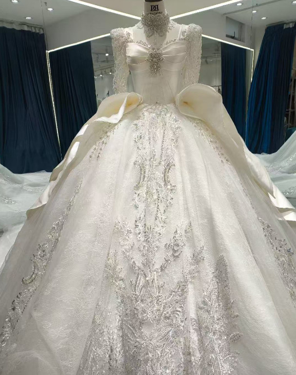 送料無料！華やか ウェディングドレス キラキラ光る刺繍  韓国風ドレス 裾に繊細レースをあしらった 光沢感  結婚式