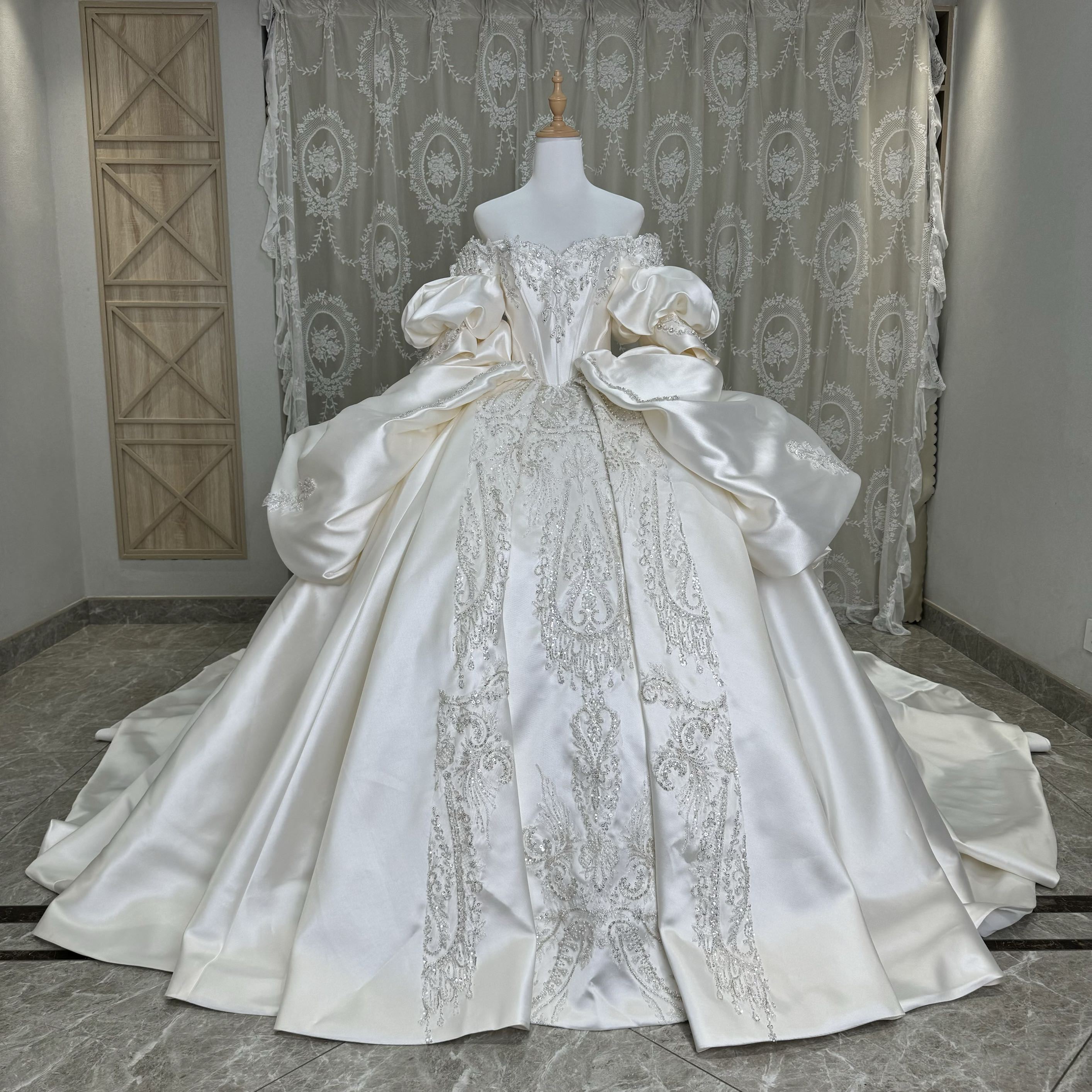 ぜったい後悔しない！光沢サテン　贅沢な花レース　エレガント　ボリューム　フレアースカート　二の腕カバー　パフスリーブ挙式