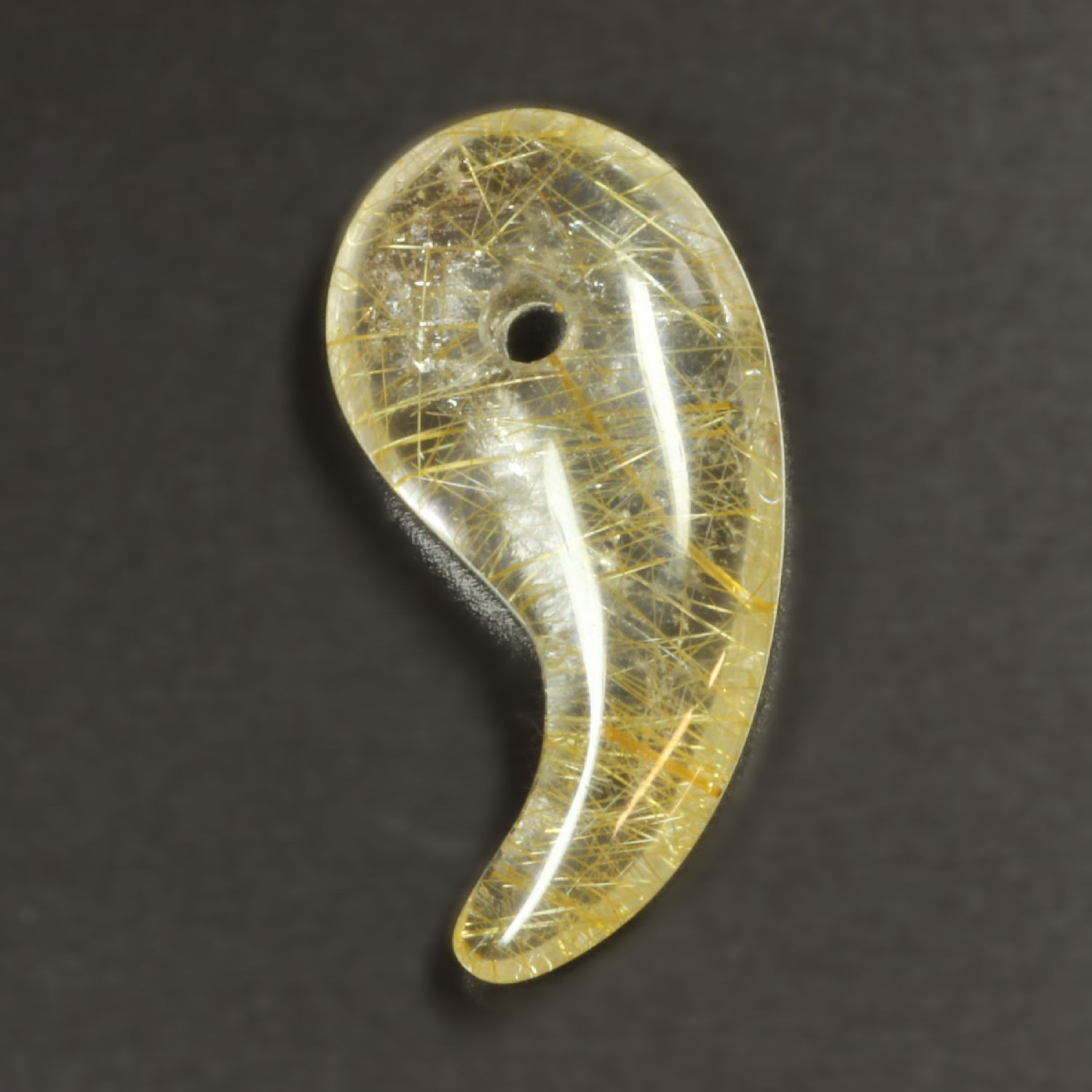 【虹と金針の融合】一点物 ゴールド ルチルクォーツ 勾玉 ＫＭｒ２３ 力が宿る水晶のお守り効果 ホワイトデー お返し