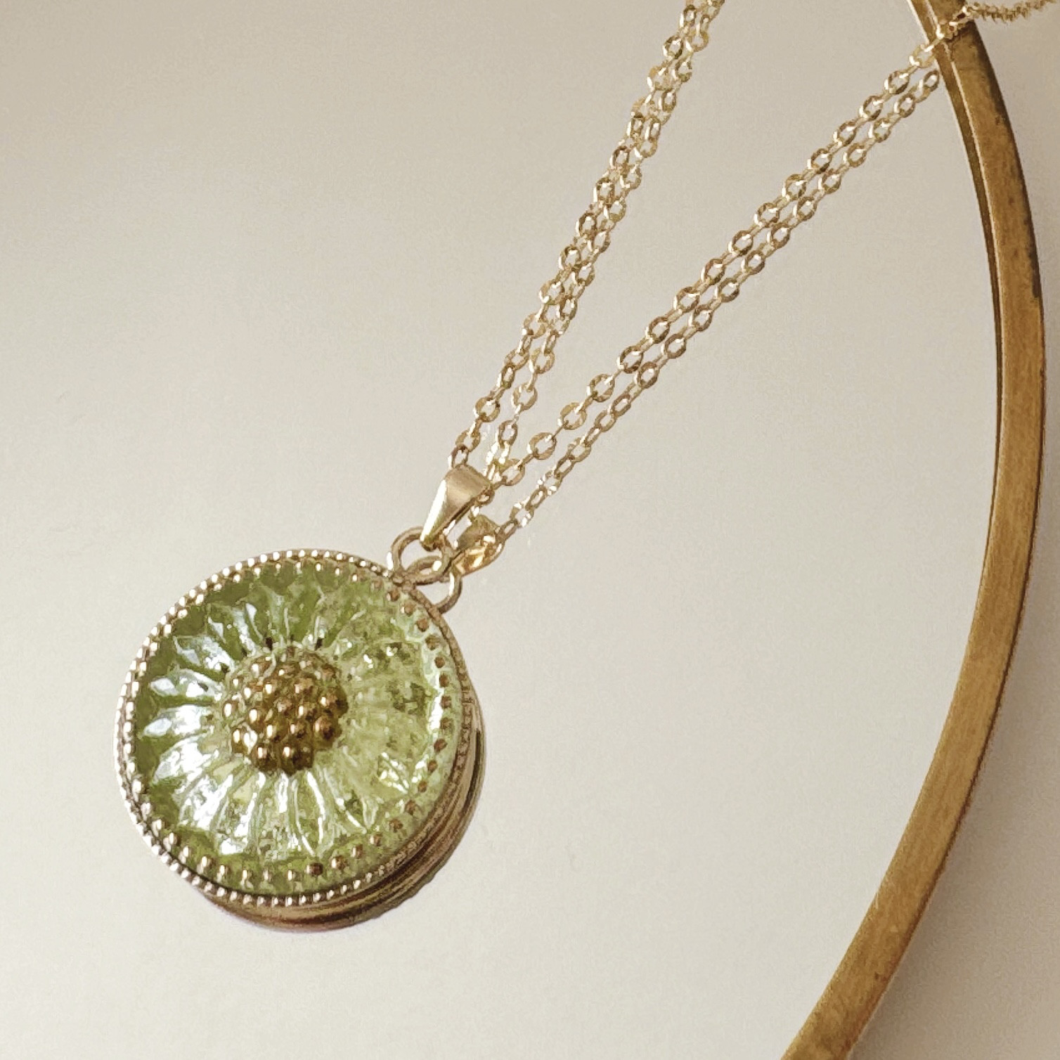 チェコガラスボタン　イエローフラワーのネックレス　スライドボールで長さ調整可能・サージカルステンレス