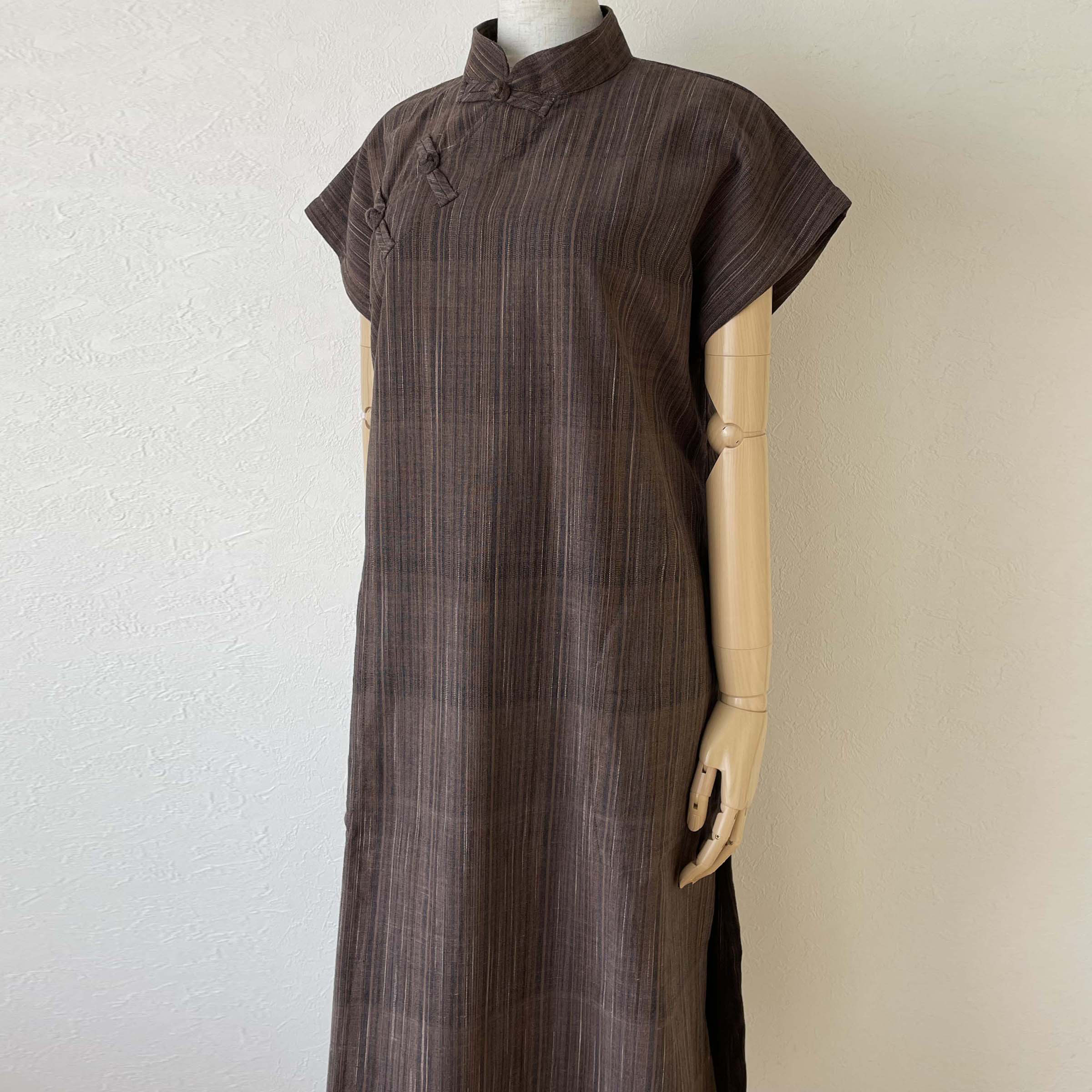 手織り綿で仕立てたチュニック エスニックな雰囲気のスタンドカラー フリーサイズ コットン100% 焦げ茶