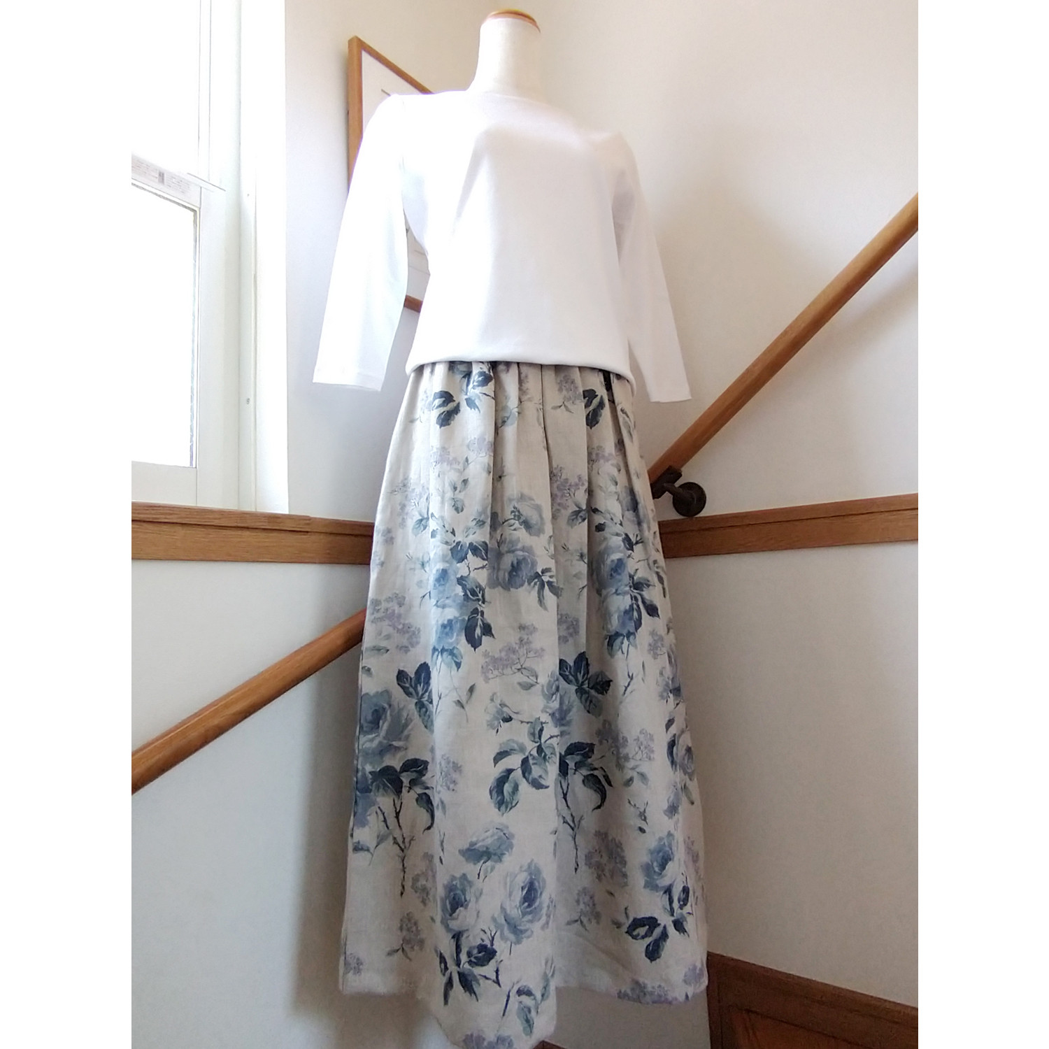 【春夏のお出掛けに】リネン　麻のスカート　麻地×ブルーバラ