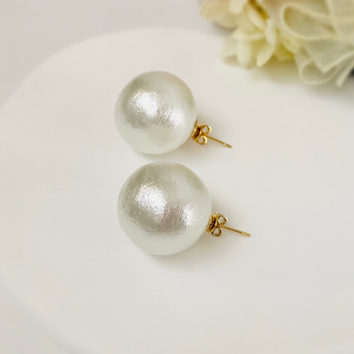 20mm ホワイト 大ぶりコットンパールのシンプルピアス/イヤリング
