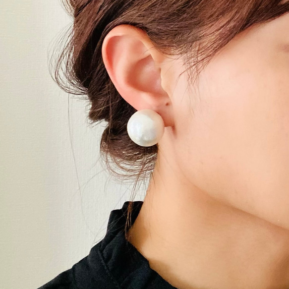 20mm ホワイト 大ぶりコットンパールのシンプルピアス/イヤリング
