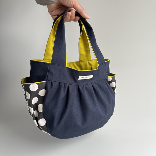 小さいのにたっぷり収納 周りと差がつく帆布トート♢ドット