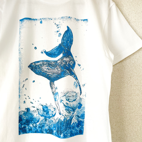 オリジナルイラストTシャツ】サンゴの海のクジラ Tシャツ Mai