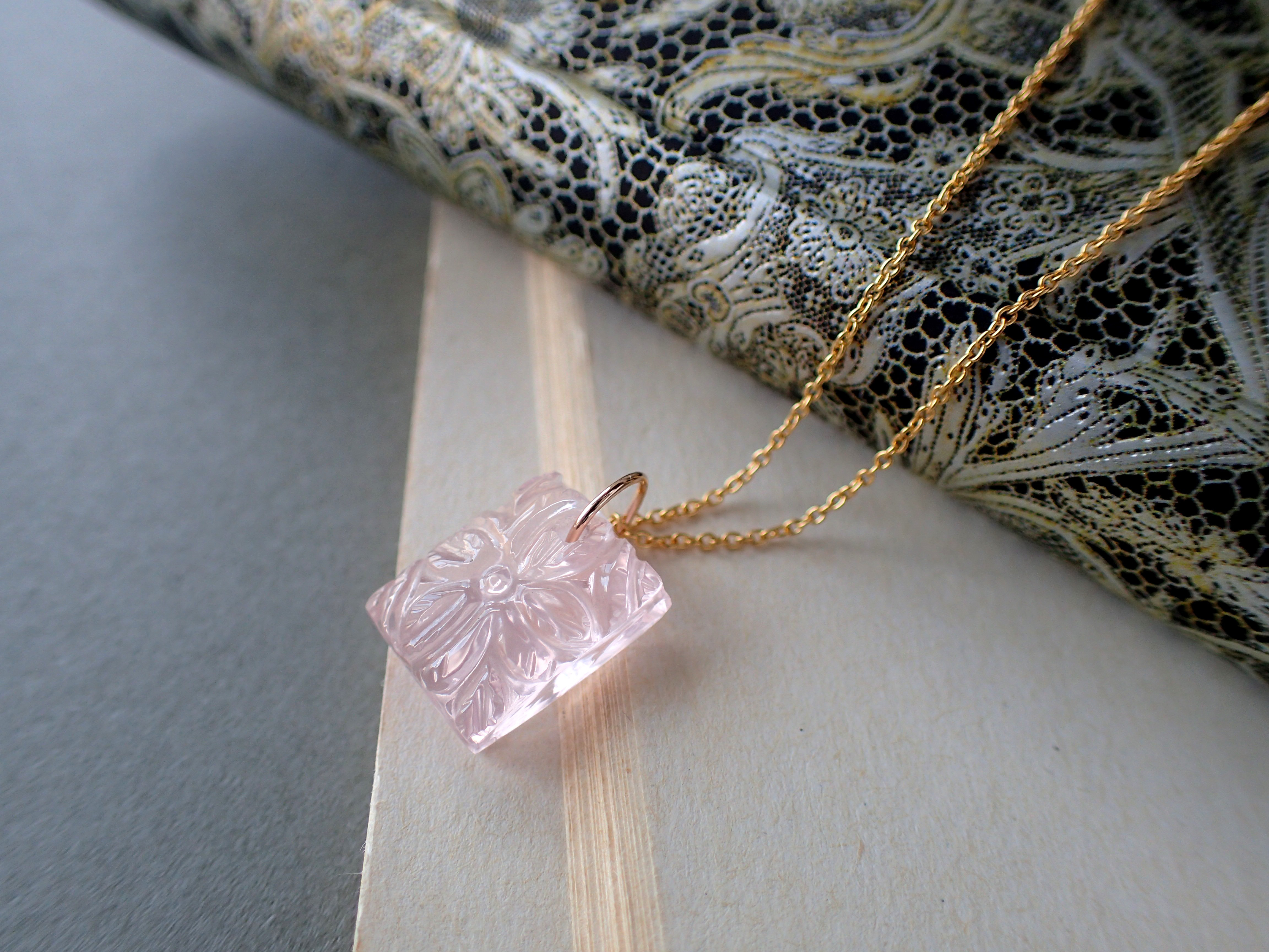 14kgf＊花のカービング　ローズクォーツ　ネックレス