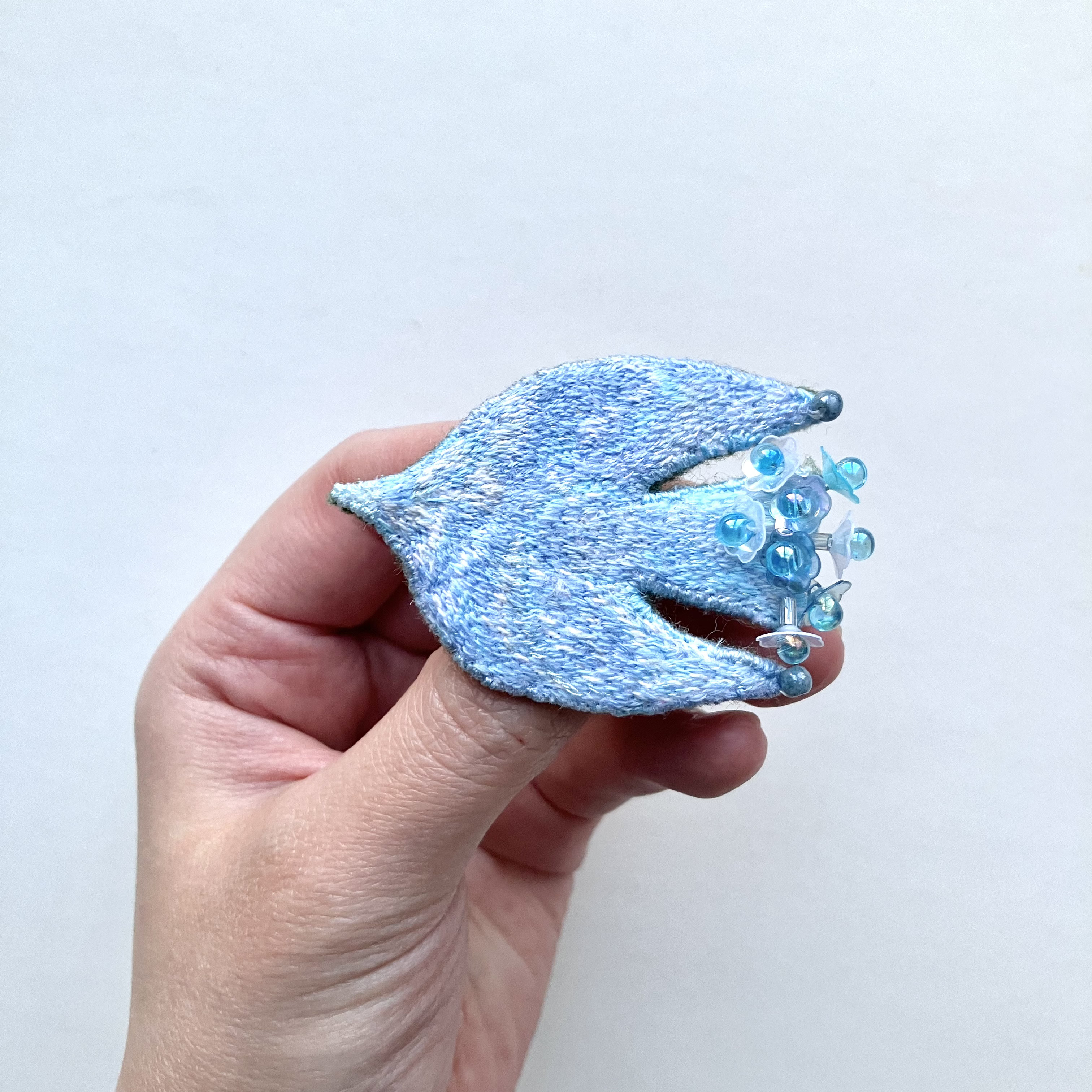 sora blue お空の色を纏うしっぽがお花の鳥モチーフ(おめめなし)   刺繍ブローチ
