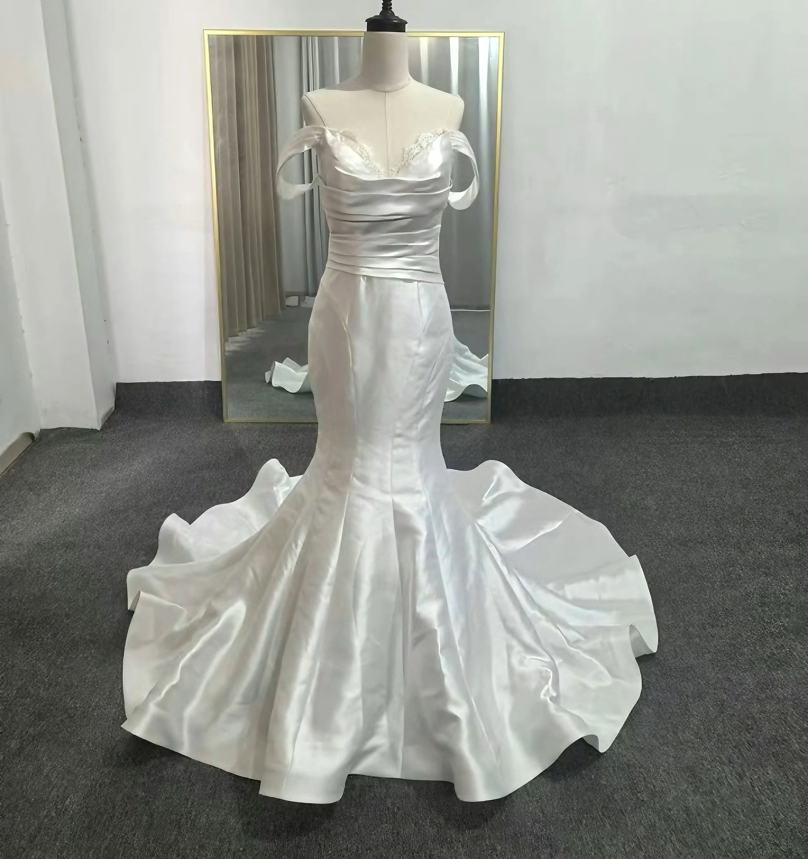 オフショルダー　二の腕を隠せる　チャック　くるみボタン　華やかなトレーン　お色直しウェディングドレス前撮り結婚式挙式花嫁