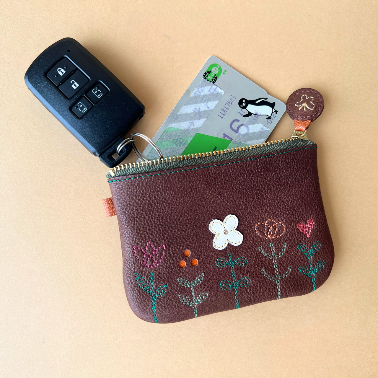 刺繍パスケース『LIFE』BROWN（牛革）/ 定期入れ 4,320円