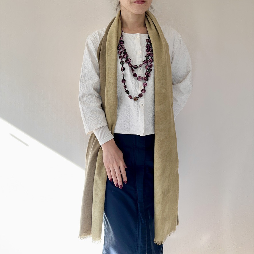 ヤマモモとカモミールの草木手染ストール　麻ウール混　型染め柄アリ