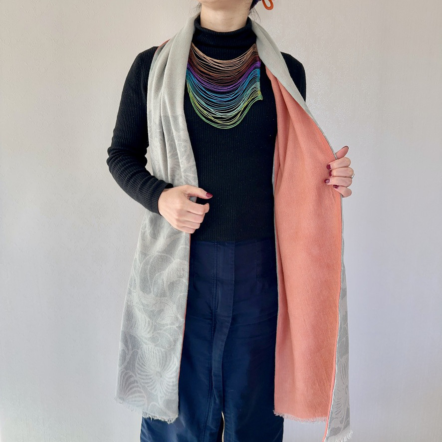 クチナシと西洋茜の草木手染ストール　麻ウール混　型染め菊文様アリ