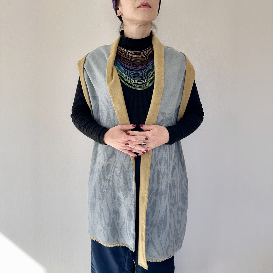 カモミールとクチナシの草木手染ストール　麻ウール混　型染め菊文様アリ