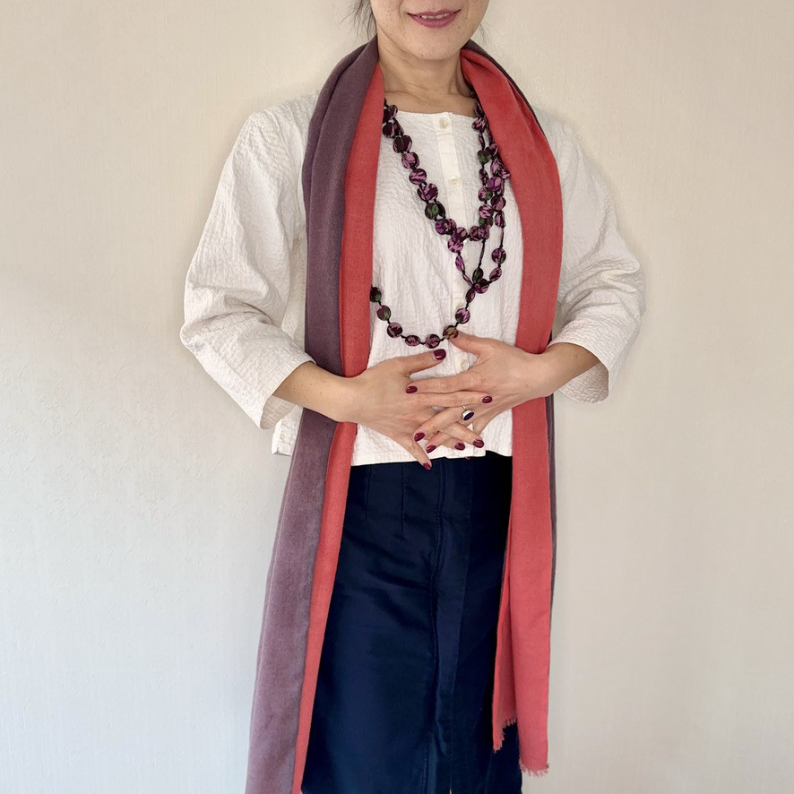 セール品　コチニールとラックの草木手染めストール　麻ウール混