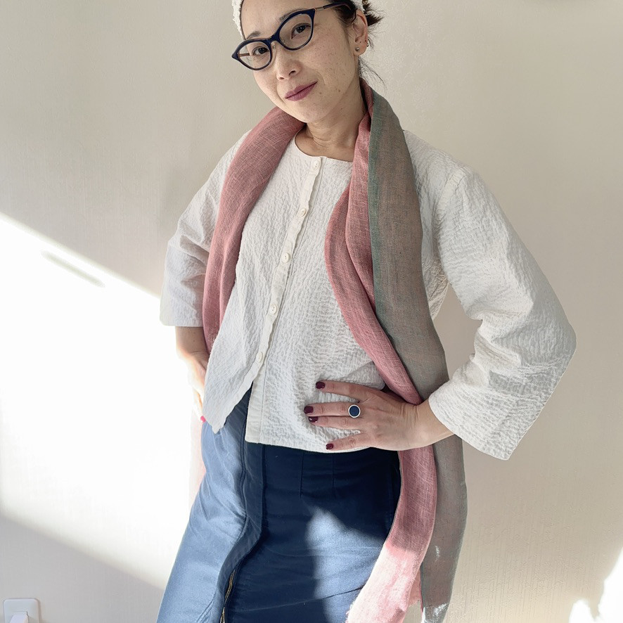 藍とエンジュの淡緑とコチニールピンク　ヘンプ麻の草木手染めストール　バイカラー　ロングストール