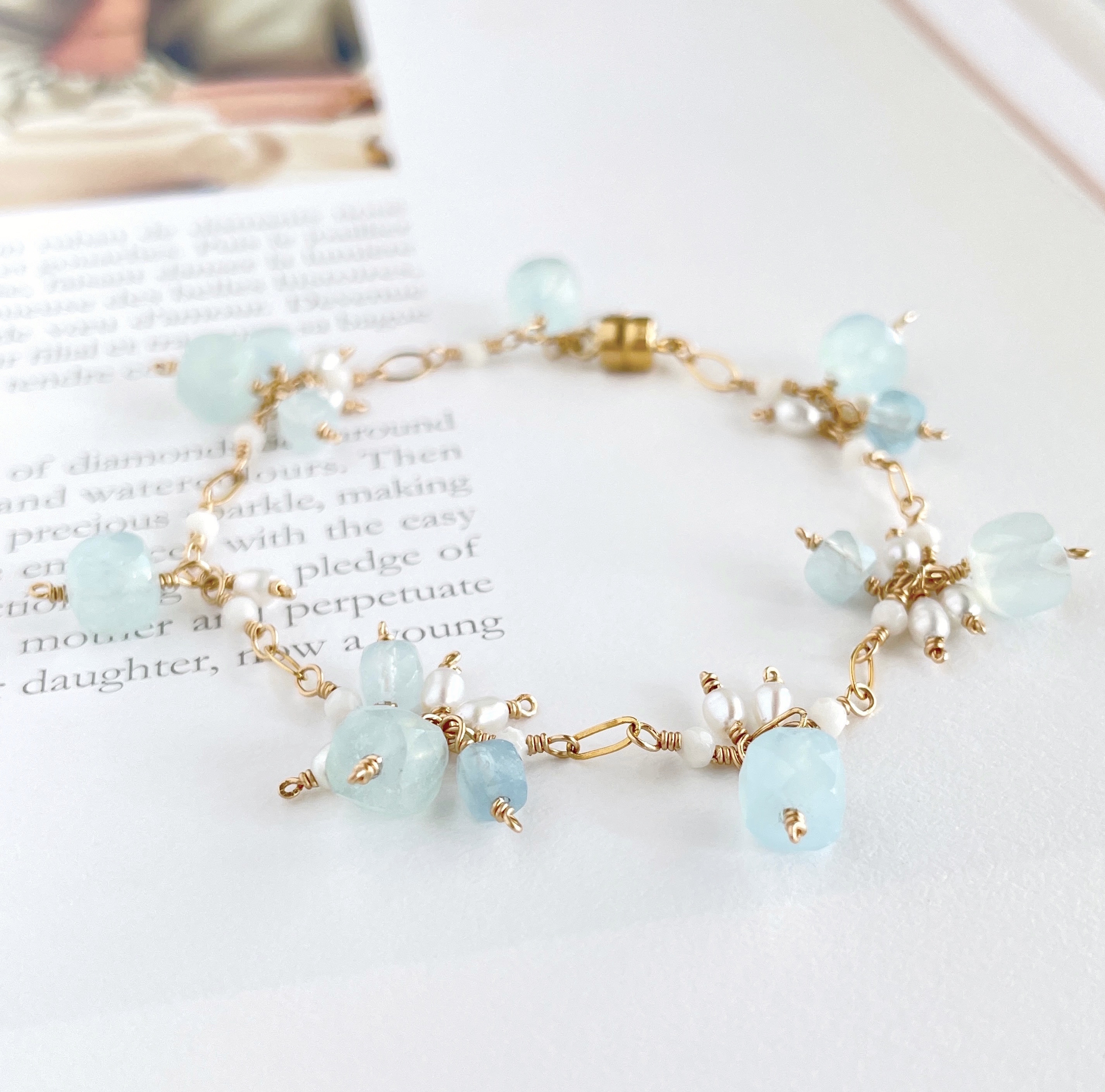 ２種のキューブカットのアクアマリンと小粒パールのブレスレット 10,147円