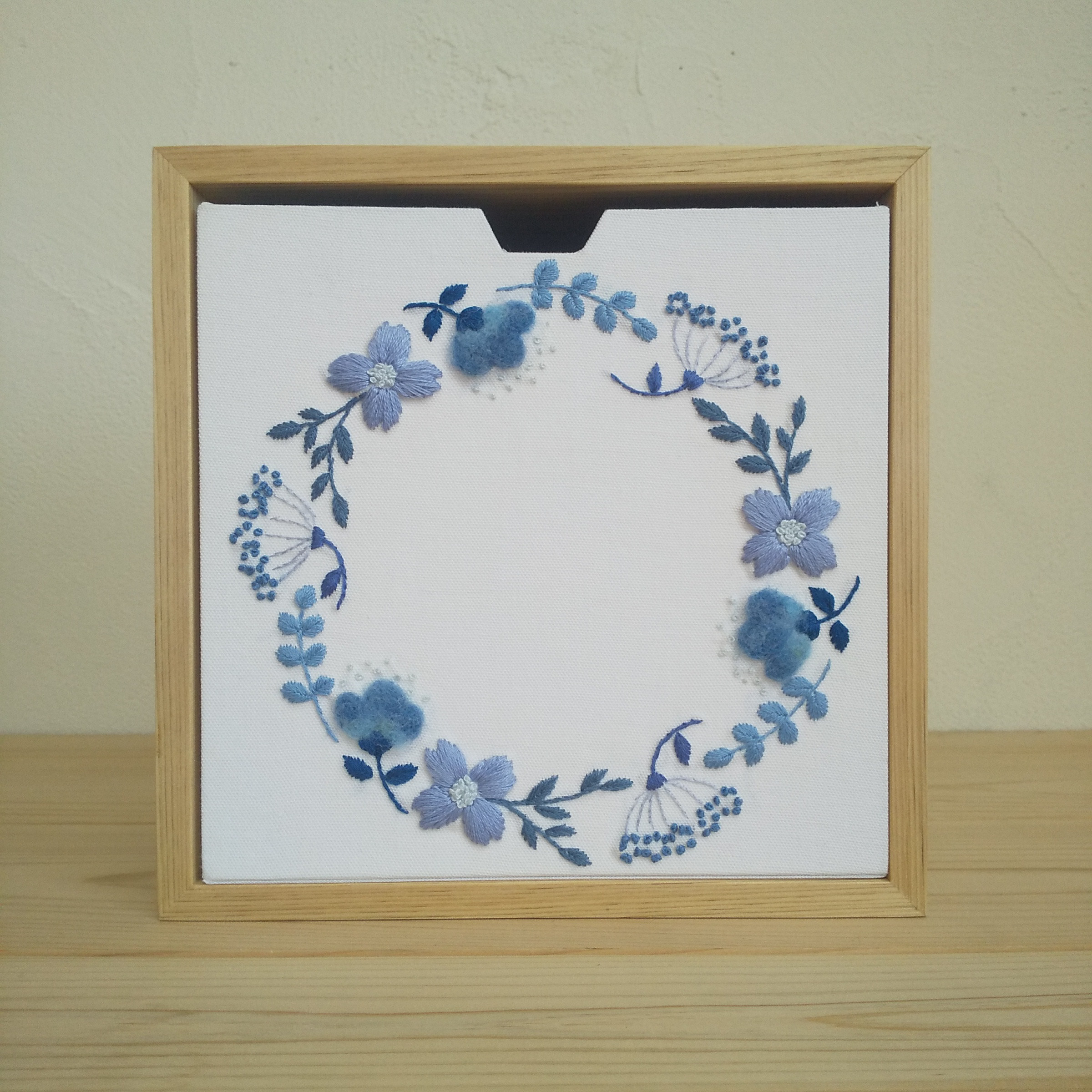 国産ひのきとカルトナージュの卓上チェスト　Lサイズ引き出し (手刺繍青い花）