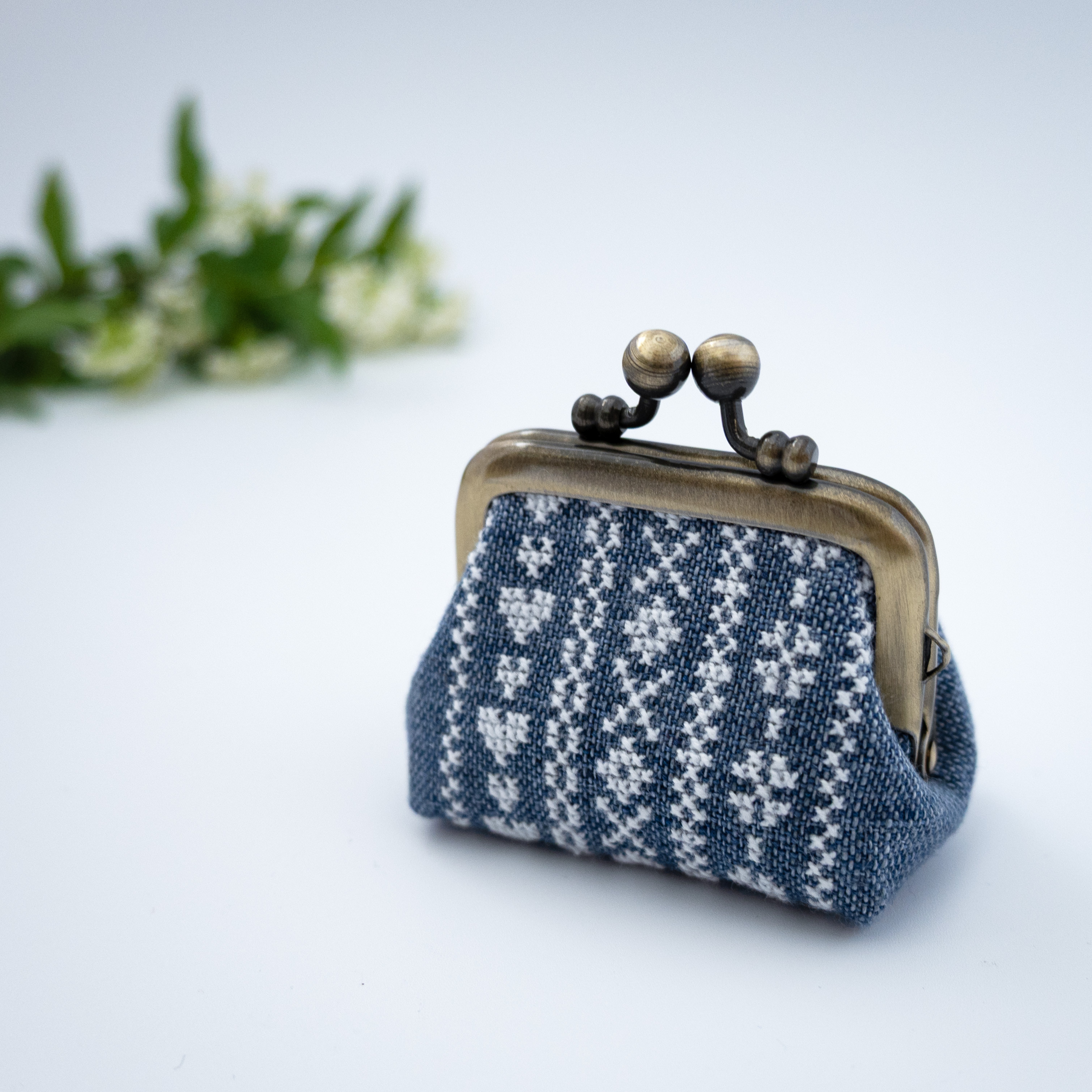 ブルーローズのスコアのがま口ポーチ　手刺繍　ハンドメイド ブルーローズと青いことりさんのがま口ポーチ 手刺繍 ウール刺繍