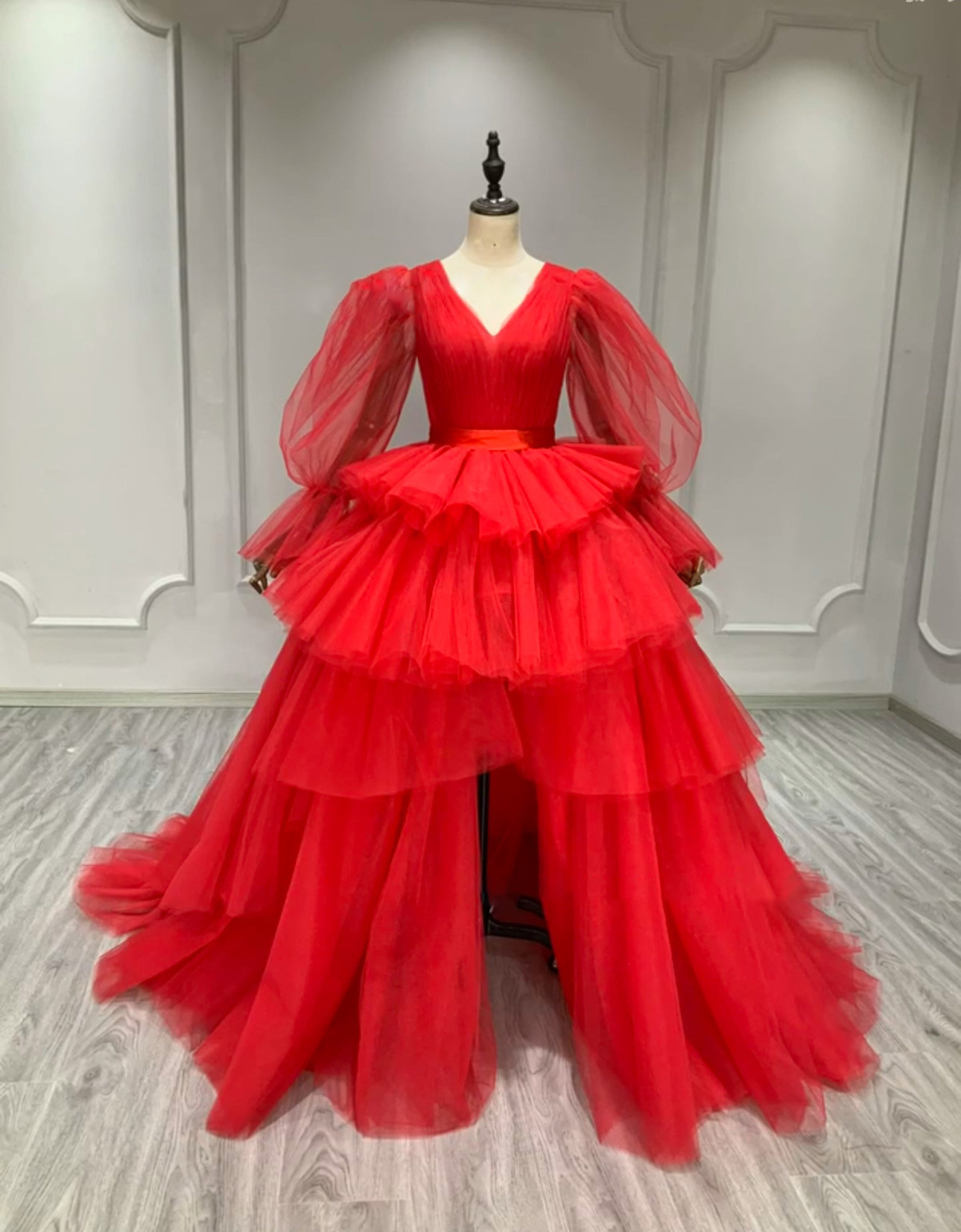 新作フィッシュテール  赤レッド　ふんわりチュール　お色直しカラードレス　パフスリーブ　可愛い　短いトレーン　編み上げ