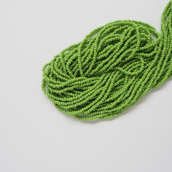 チェコ シードビーズ(11/0) グラスグリーン #PE05-G.GR / オートクチュール刺繍糸通しビーズ 1枚目の画像
