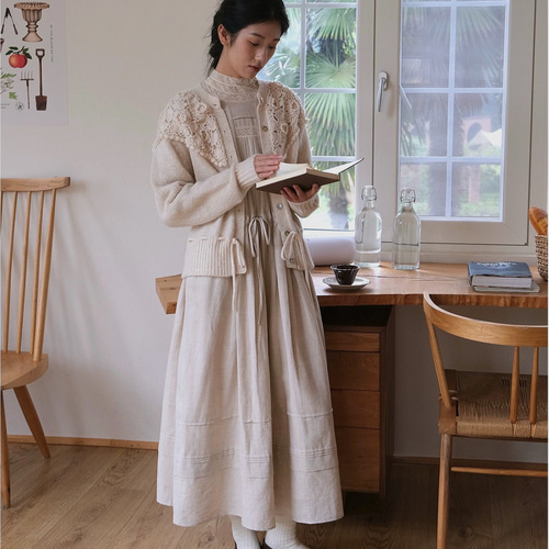 美しいビンテージ風レース付き リネンの長袖ロング丈ワンピース