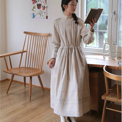 美しいビンテージ風レース付き リネンの長袖ロング丈ワンピース