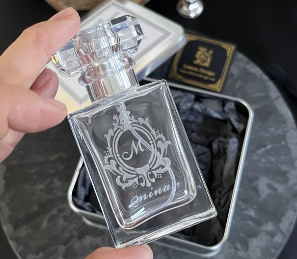 【名入れ】イニシャル＆名入れ香水ボトル 1枚目の画像