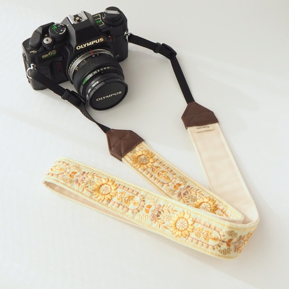【アーチフラワー】イエロー　カメラストラップ　インド刺繍　帆布 1枚目の画像