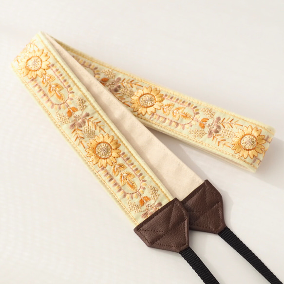 【アーチフラワー】イエロー　カメラストラップ　インド刺繍　帆布 3枚目の画像