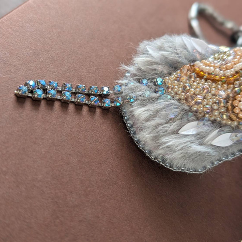 【サンコウチョウ】ビーズ刺繍ブローチバッグチャーム サンコウチョウ】ビーズ刺繍ブローチバッグチャーム