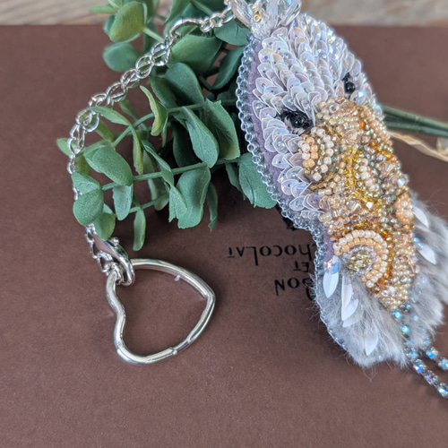フランス製スパンコールとキラキラビーズで刺繍した