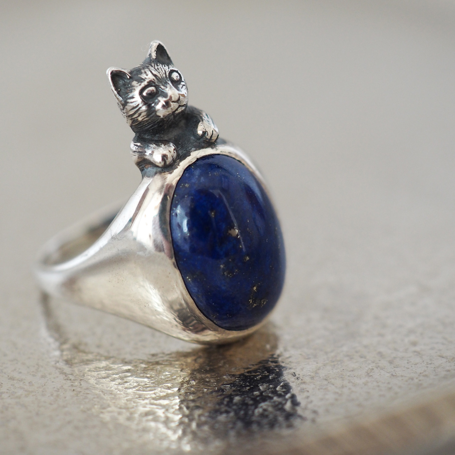 ラピスラズリに手を添えたいろどり猫リング