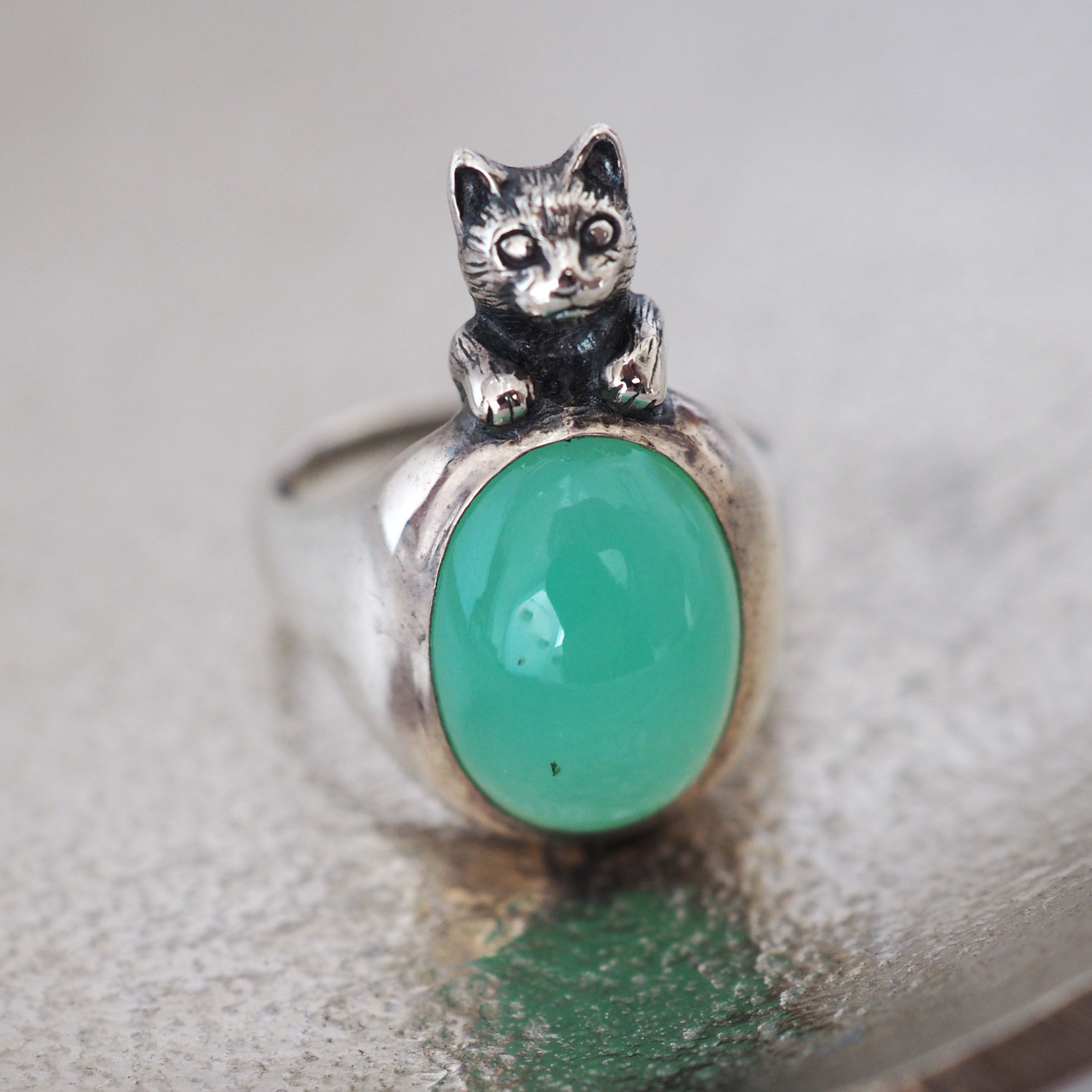 クリソプレーズに手を添えたいろどり猫リング