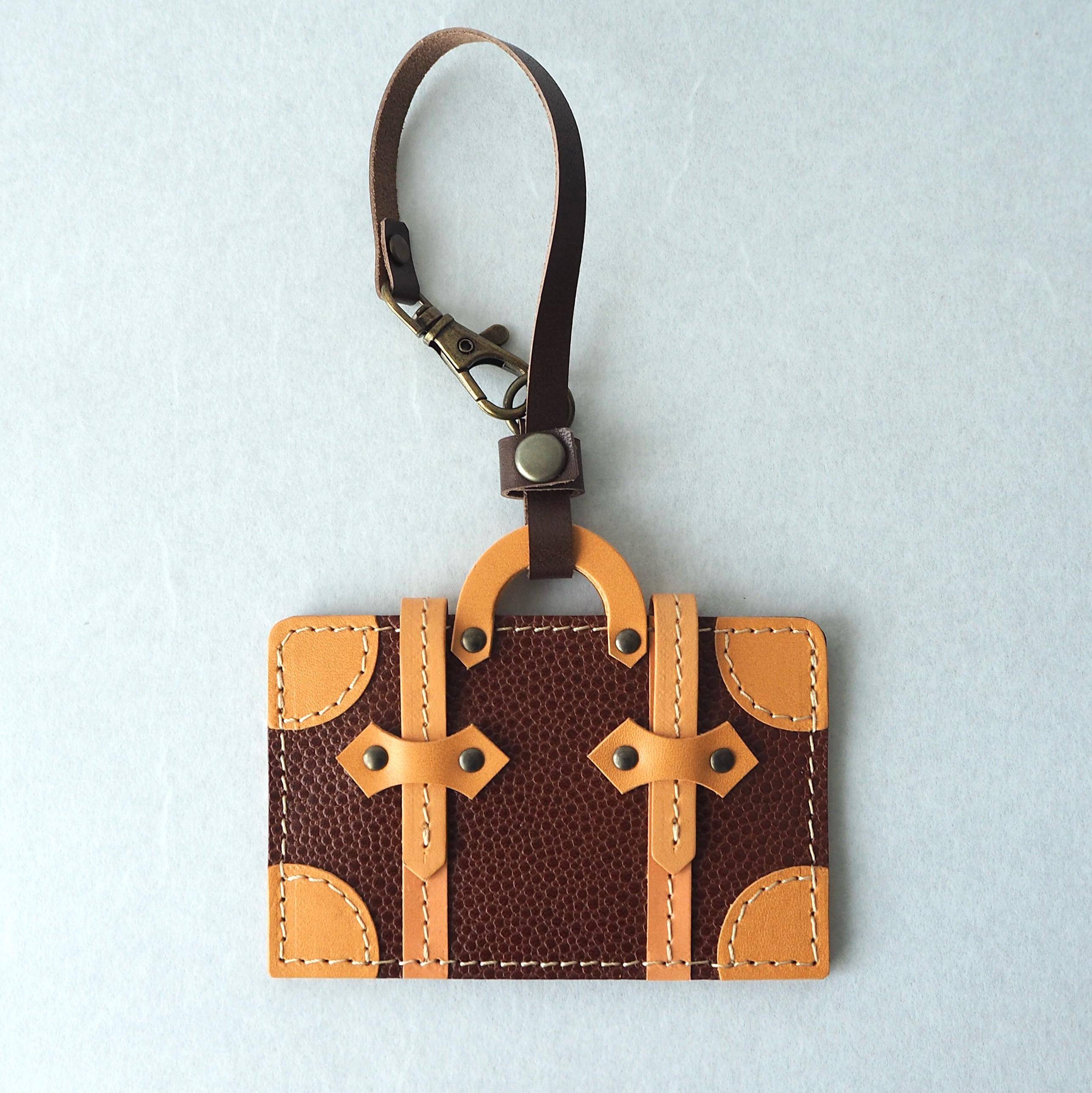 《受注制作》本革＊アンティークなトランク型パスケース（シボ・ワイン）