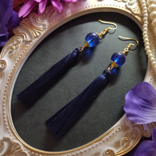 ガラス玉とタッセルのピアス（イヤリング）（紺）（色オーダー可