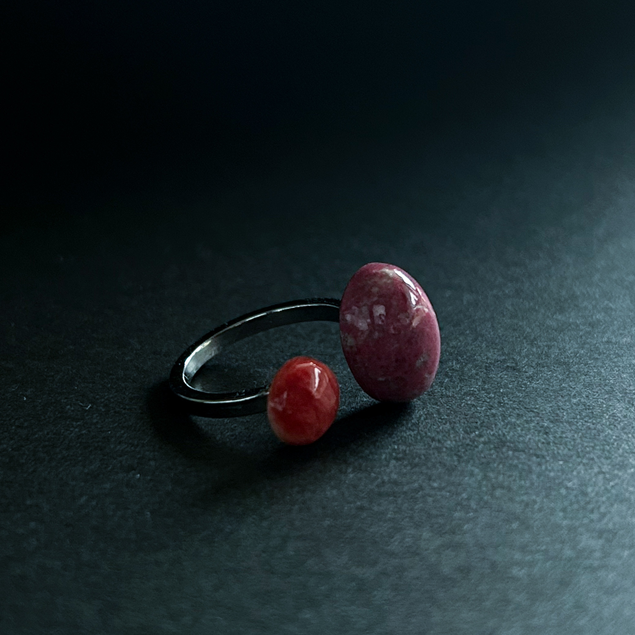 濃いピンク×朱色 オープンリング 春 レトロ 着物の柄のような和テイストの大人指輪 モダン 琉装カラー