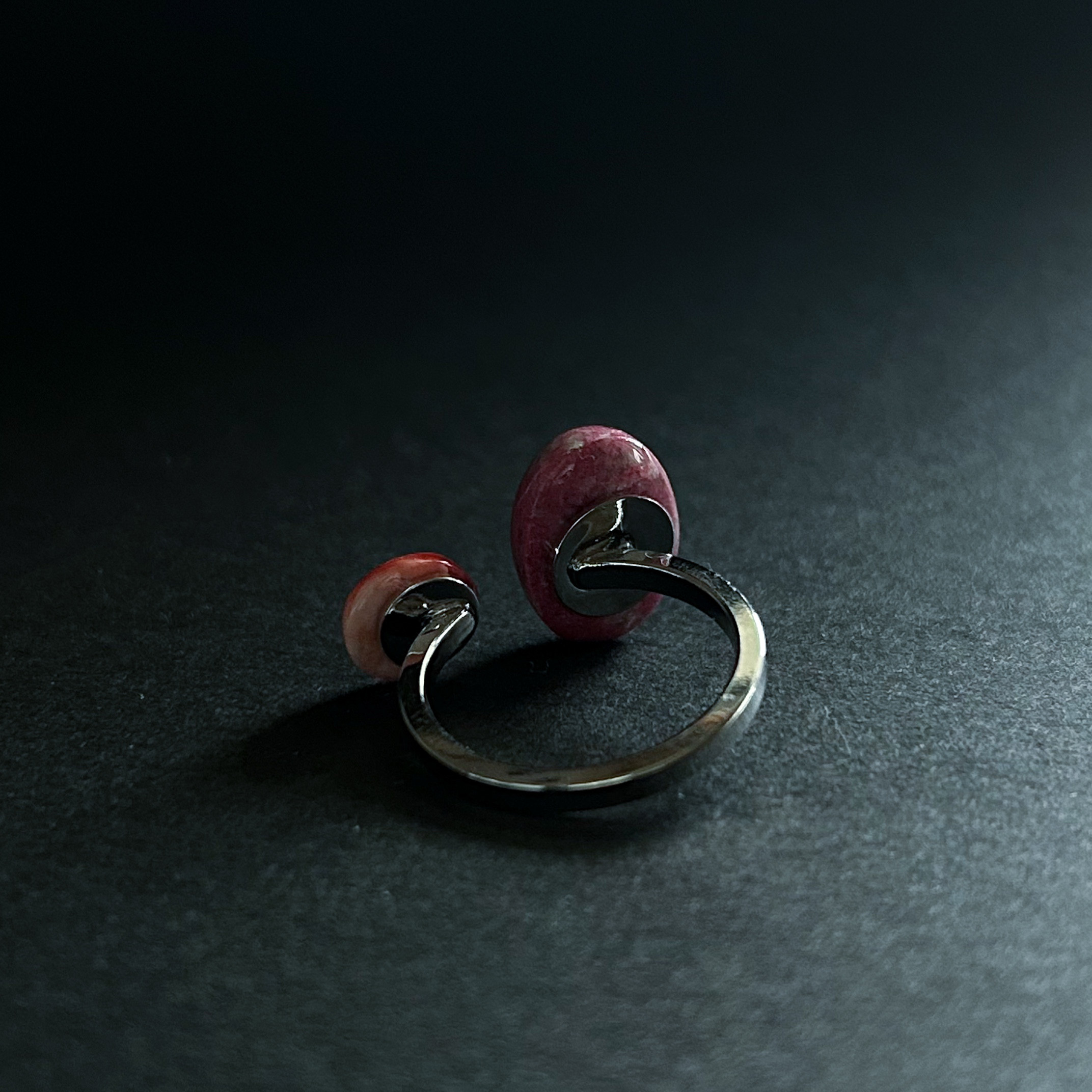 濃いピンク×朱色 オープンリング 春 レトロ 着物の柄のような和テイストの大人指輪 モダン 琉装カラー