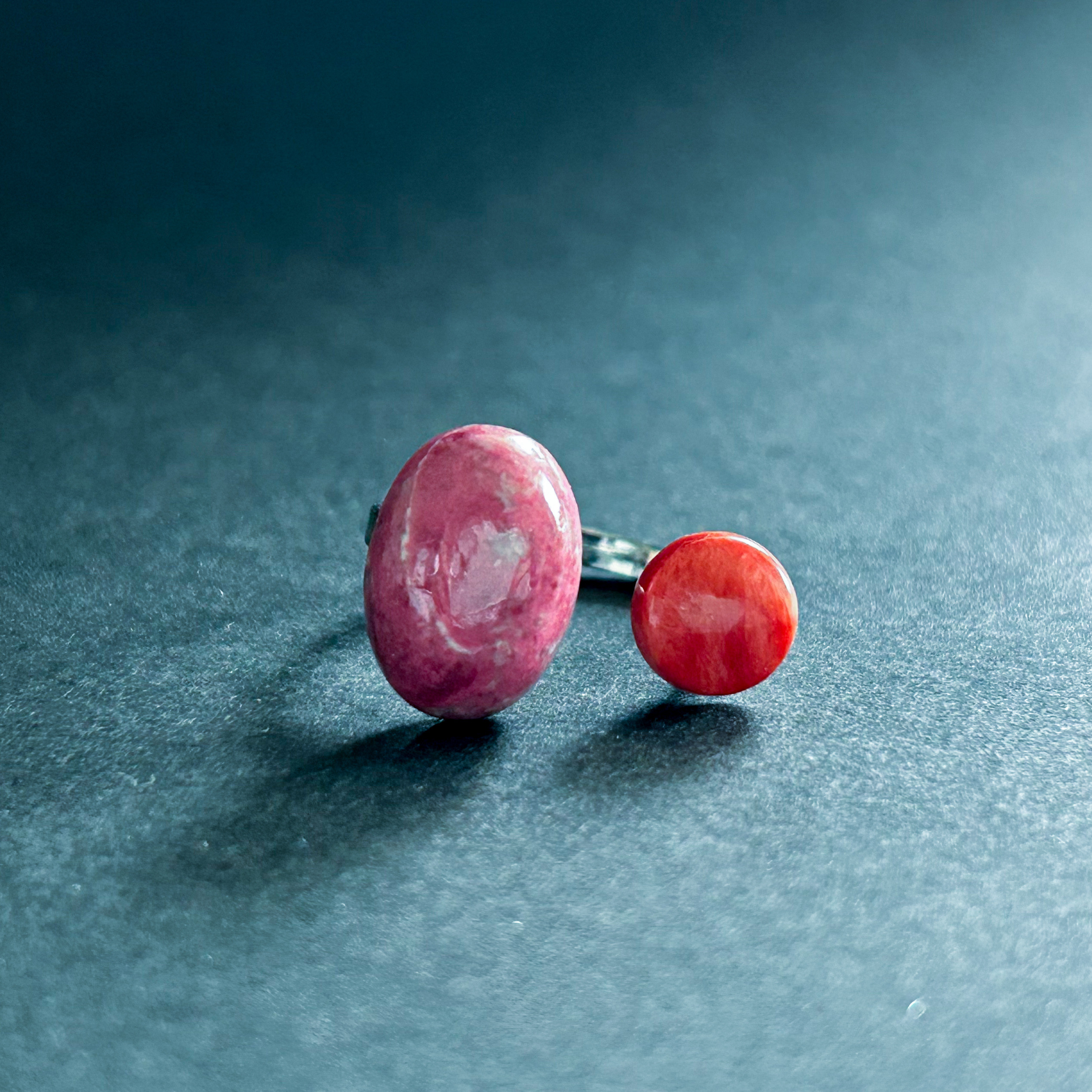 濃いピンク×朱色 オープンリング 春 レトロ 着物の柄のような和テイストの大人指輪 モダン 琉装カラー