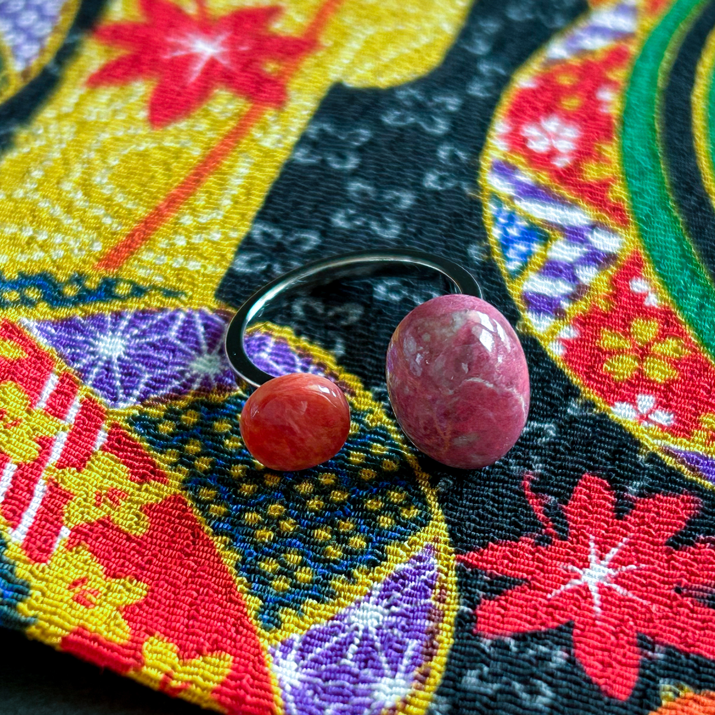 濃いピンク×朱色 オープンリング 春 レトロ 着物の柄のような和テイストの大人指輪 モダン 琉装カラー